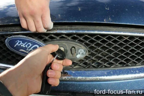 Как открыть форд фокус без ключа. Форд фокус 2 открытие капота без ключа. Открытие капота Форд фокус 2 с ключа. Форд фокус 1 открытие капота. Капот Форд фокус 2 открывается.
