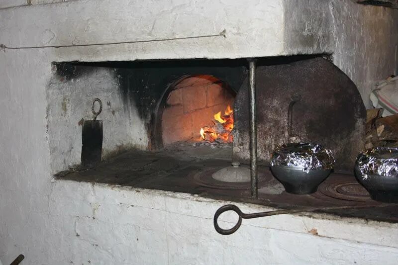 Заперли в печи. Русская печь. Топка русской печи. Печка старинная. Русская печь на дровах.