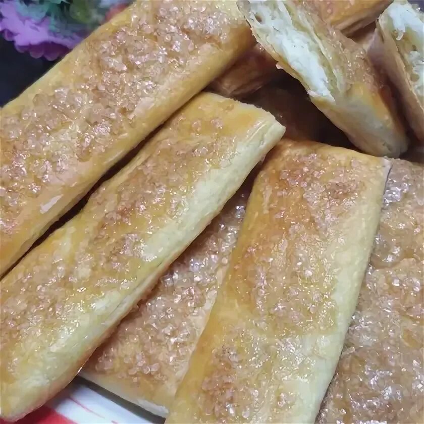 Как приготовить слоеные язычки с сахаром. Язычок слоеный с сахаром. Слоёные язычки из готового слоёного. Пирожное язычки слоеные. Язычок слоеный с сахаром.