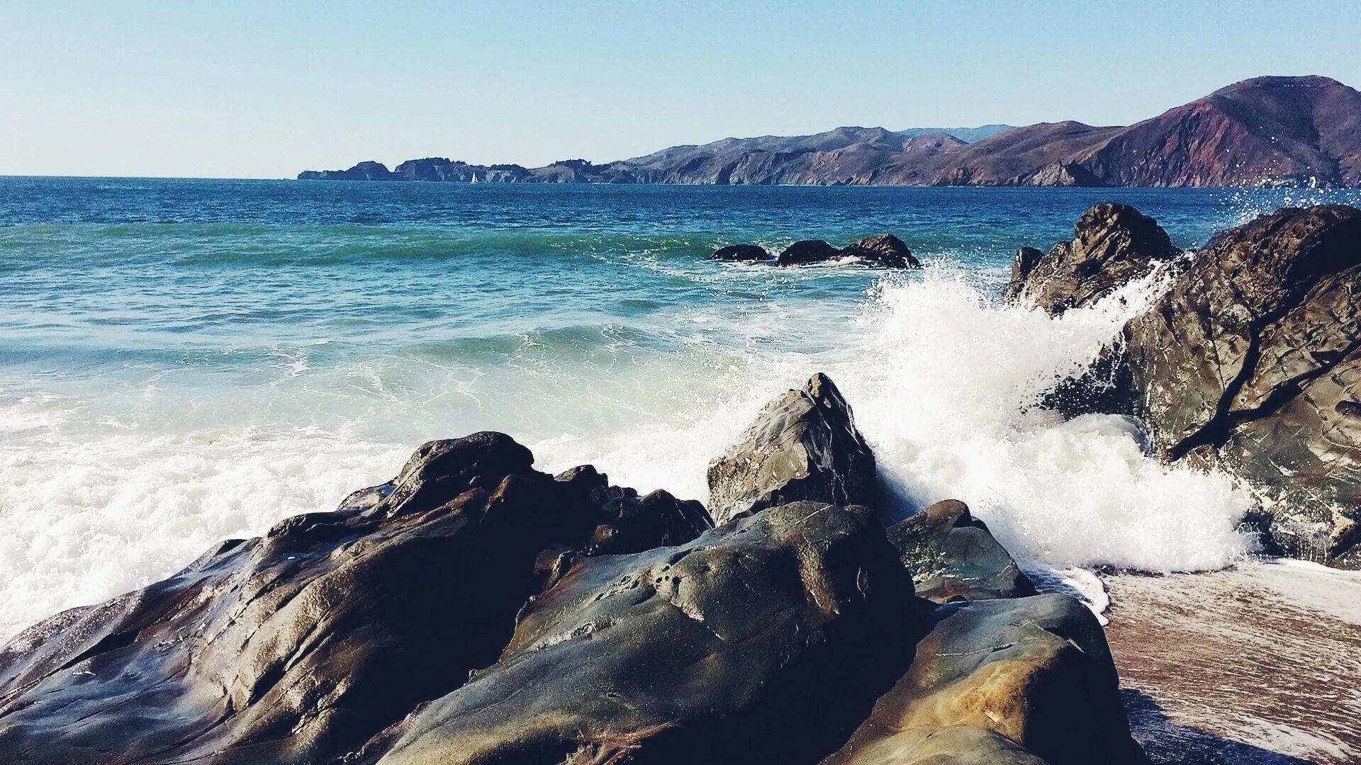 Море и горы фото. Берег горе моря. Берег горе моря. Природа пляж. Море и горы.