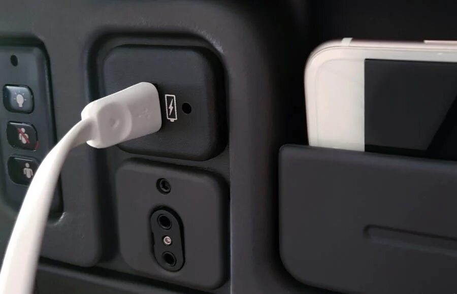 Можно пользоваться блютузом в самолете. S7 usb в самолете. розетки в самолете s7. самолет с юсб зарядкой. usb зарядка в самолете.