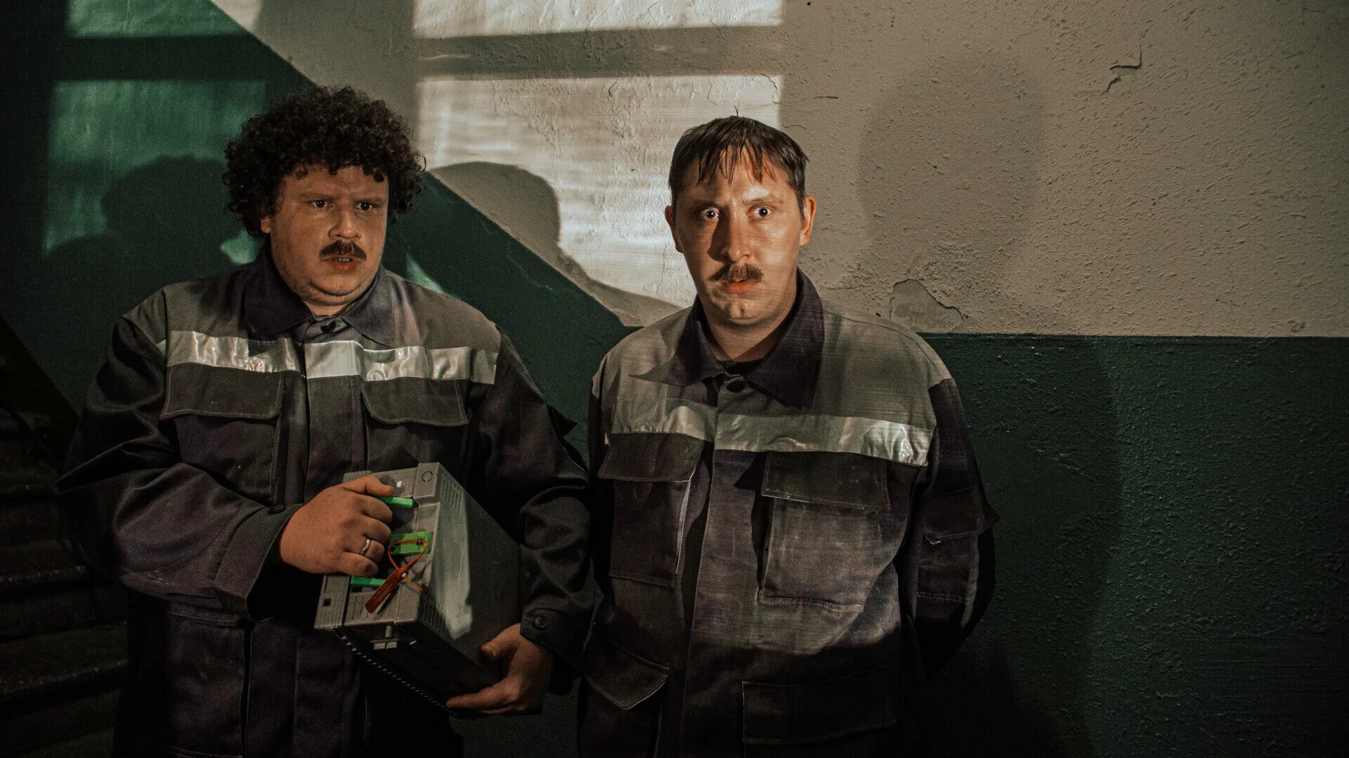 сантехник два два. сантехник 2. слесарь живопись. сантехник два два. два сантехника.