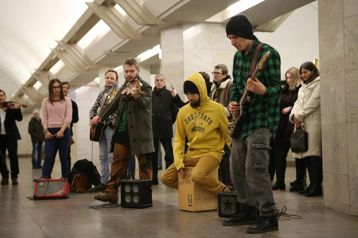 Музыканты в метро. Концерт в метро. Уличные музыканты в Москве в метро. Музыканты в метро Москвы.