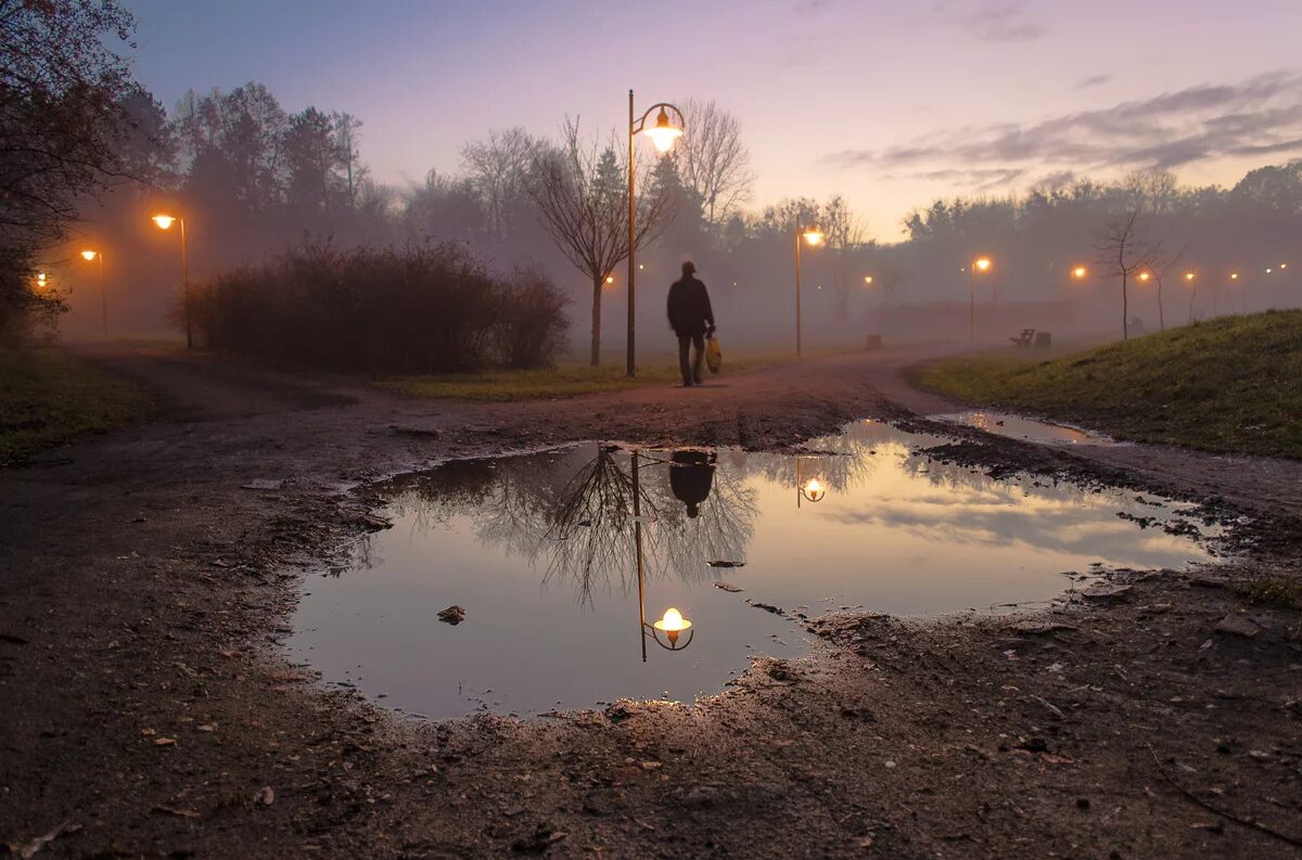 Лужа. Отражение в луже. Красивое отражение в луже. Вечером после 12