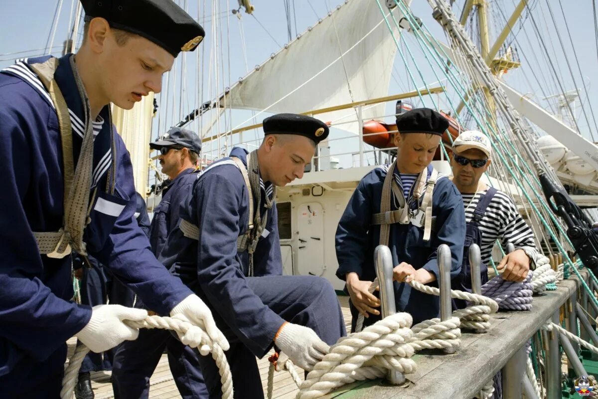 Профессии флота. Матросы на корабле. Матросы на палубе. Моряки на палубе. Профессии моряков на корабле.