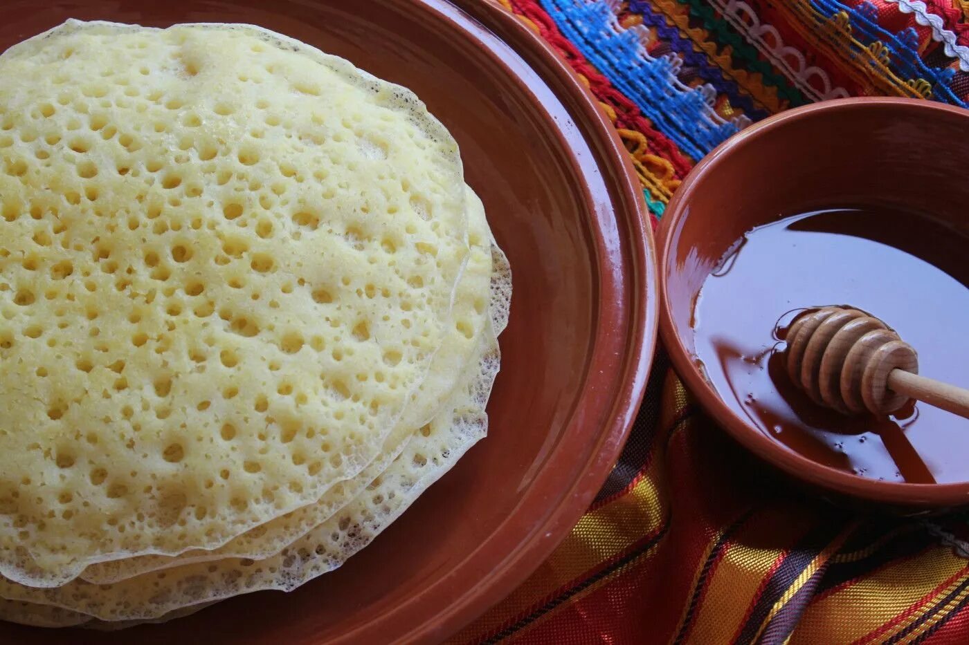 Марокканские блины с дырочками манкой. Ажурные блинчики. Блины на воде с дырочками. Блины на молоке. Кружевные блины.