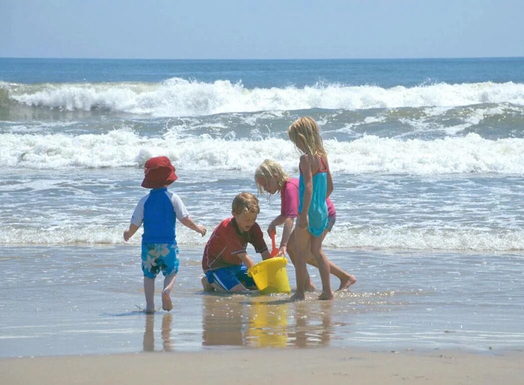 Малыш на пляже. Сочи море пляж дети. Пляжи Азовского моря дети. Пляж Сочи дети. Где отдыхать в марте с детьми