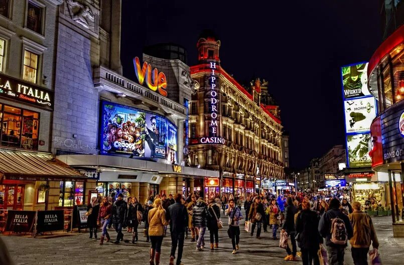 Лестер сквер в Лондоне. Площадь Лестер-сквер в Лондоне. West end Лондон. Район the West end в Лондоне.