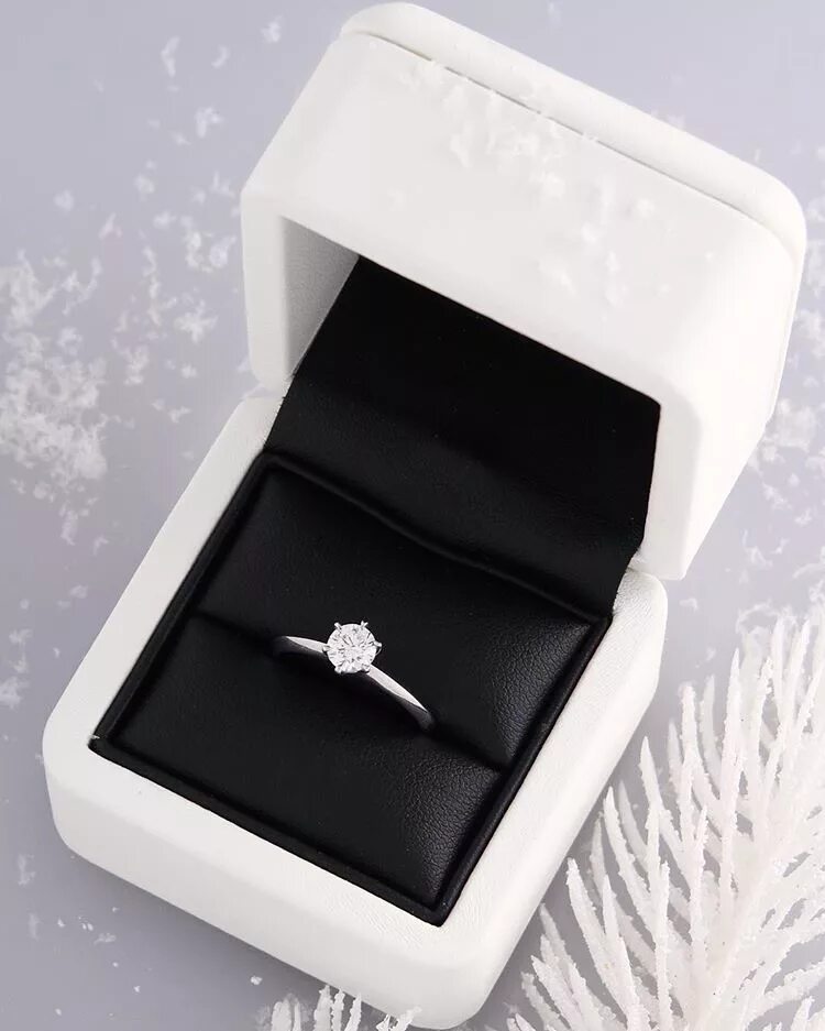 Футляры для ювелирных украшений. Коробочка для помолвочного кольца. Коробочка для помолвочного кольца. Черная коробочка для кольца. Обручальное кольцо в коробочке.