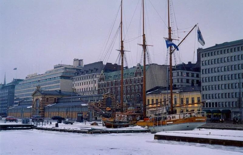 Хельсинки март. Хельсинки в марте. Яхта в Хельсинки в снегу. Classical Helsinki building.