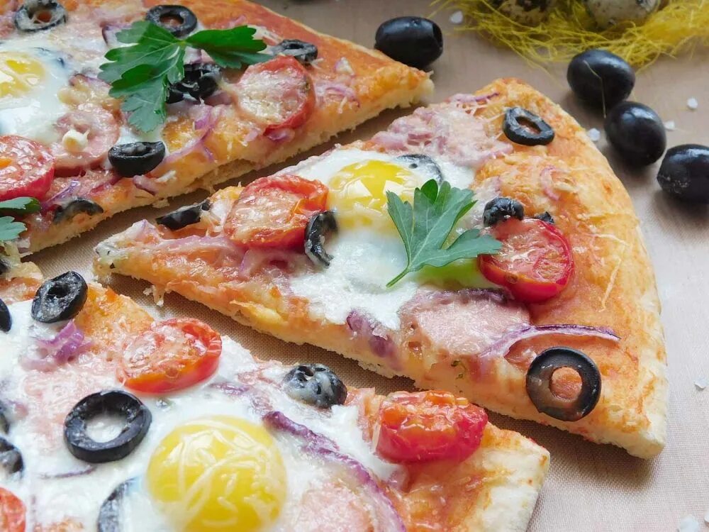 Сырная пицца с овощными начинками и уткой. Пицца с яйцом. пицца с салями и черри. начинка пиццы с колбасой с яйцом. пицца с языком.