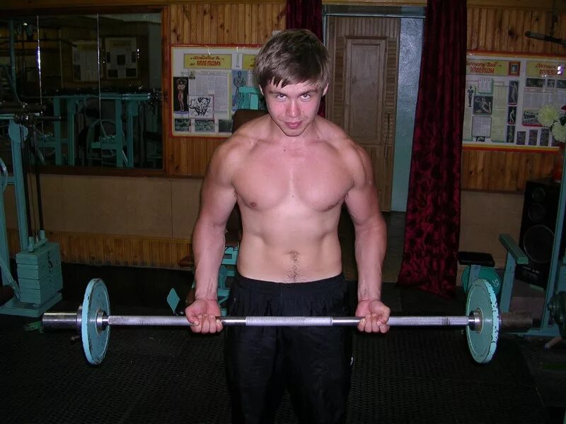 29. Качок в тренажерном зале. 00. Качалка спортзал. Качалка тренажерный зал.