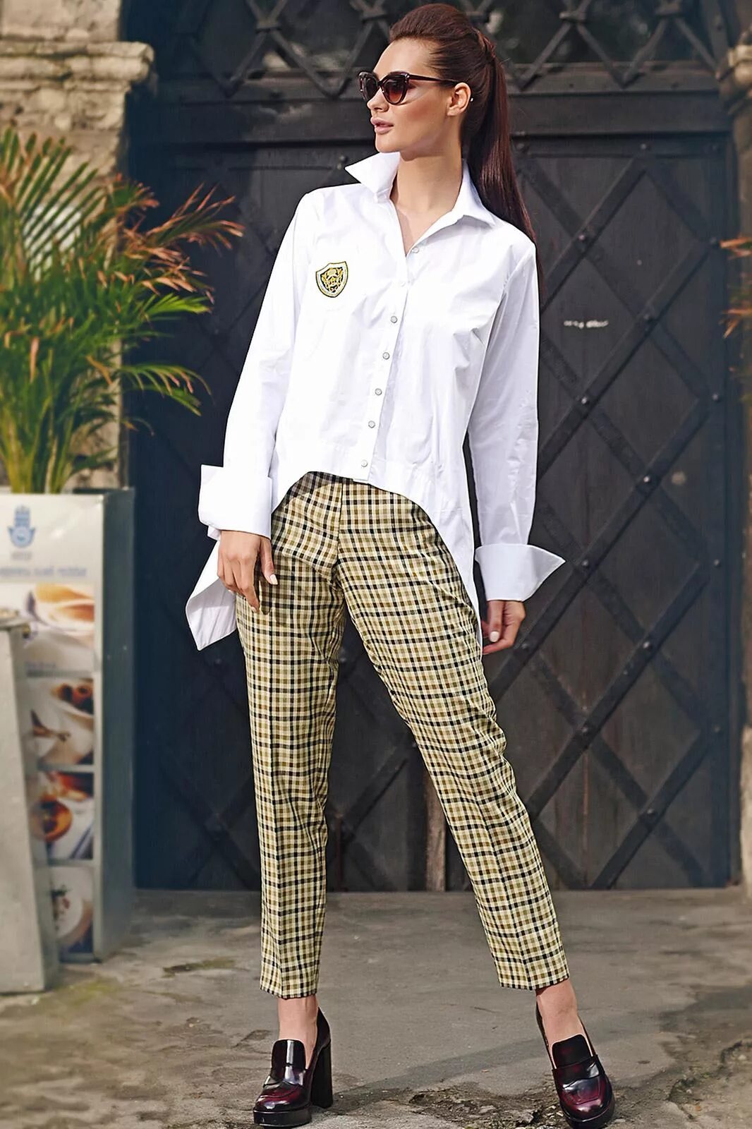 Женский костюм с рубашкой. Девушка в галстуке и рубашке. Девушка в костюме с галстуком. Серый костюм оверсайз женский. Брюки с рубашкой женские.