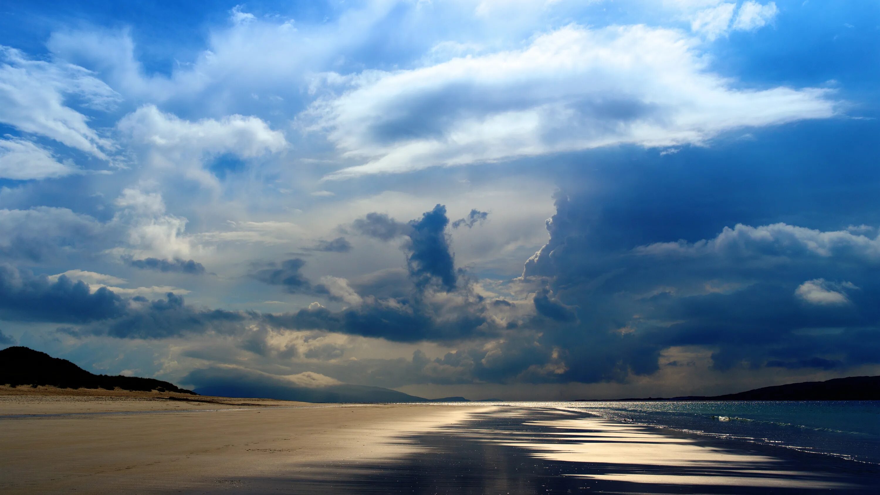 Небо море облака. Море облаков. Синее море. Океан. И вода и берег и туча.