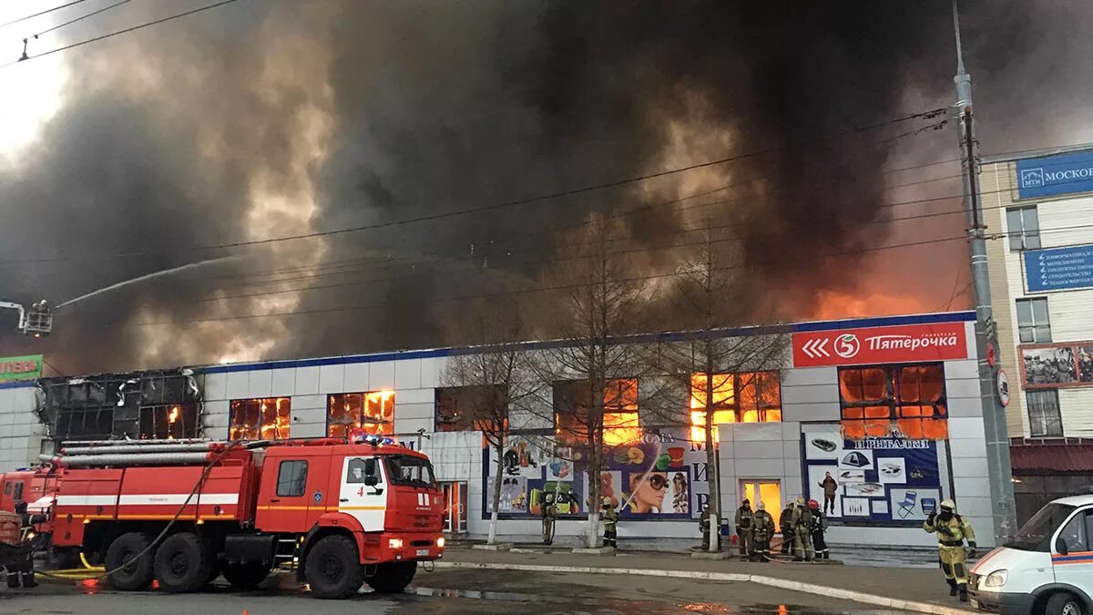 Пожар в ТЦ. Поджоги в России ТЦ. Пожар в общественном месте. Горящий торговый комплекс.