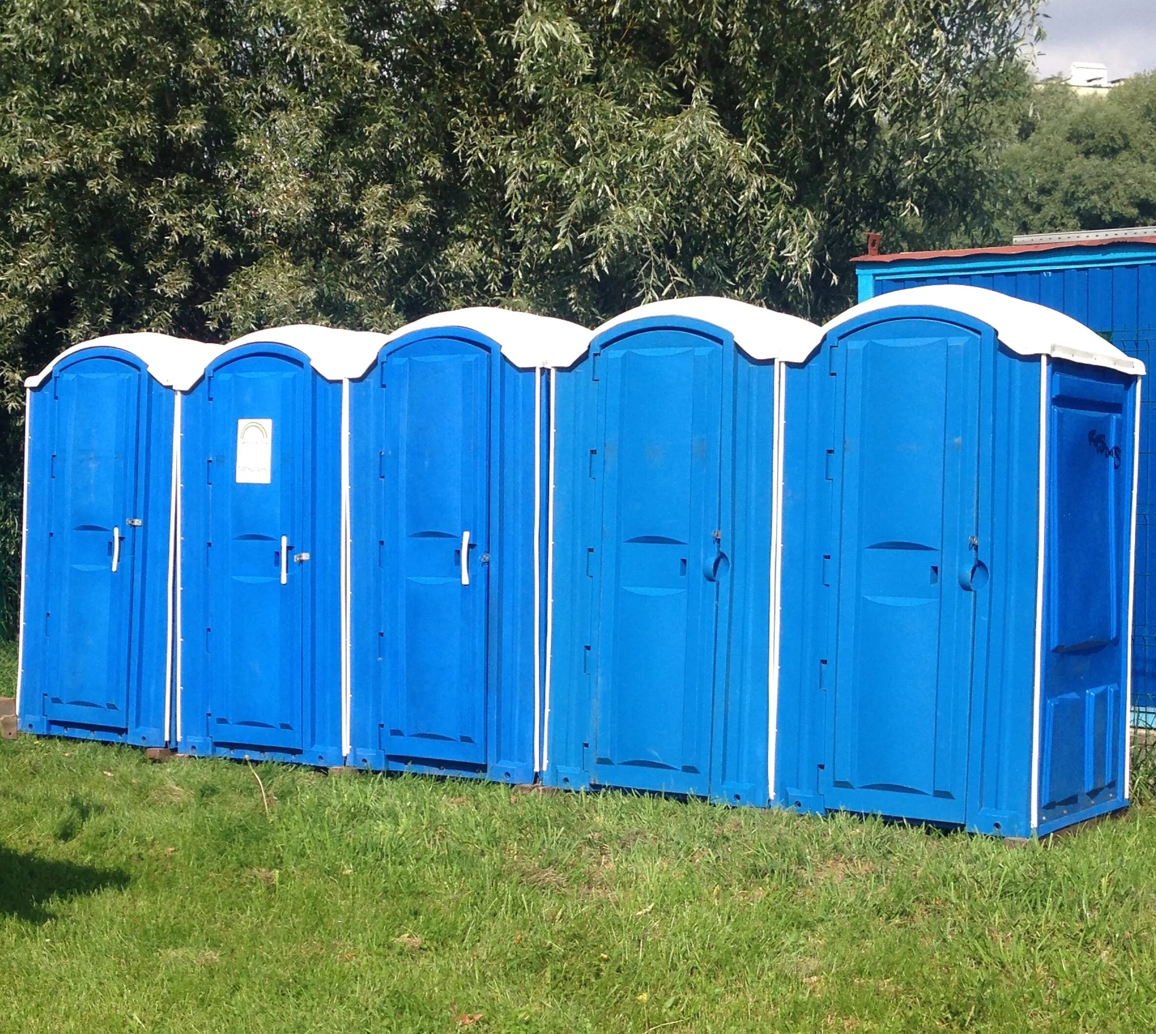 Кабинка туалета. Экосервис туалетные кабины. Синяя туалетная кабинка. Биотуалет уличный. Биотуалеты уличные кабины.