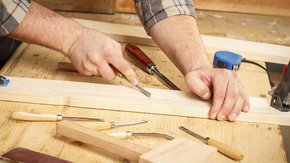 Столяляр строительный. Профессия плотник. Плотник на стройке. Стройка частного дома. Профессия столяр плотник.