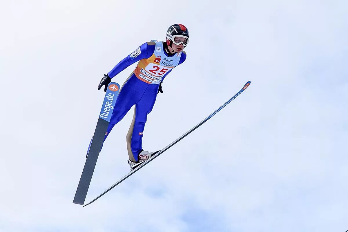 Олаф рюэ прыжки с трамплина. Прыжки с трамплина это. Кубок мира по прыжкам на лыжах с трамплина. Спорт прыжки с трамплина. Телемарк трамплин.