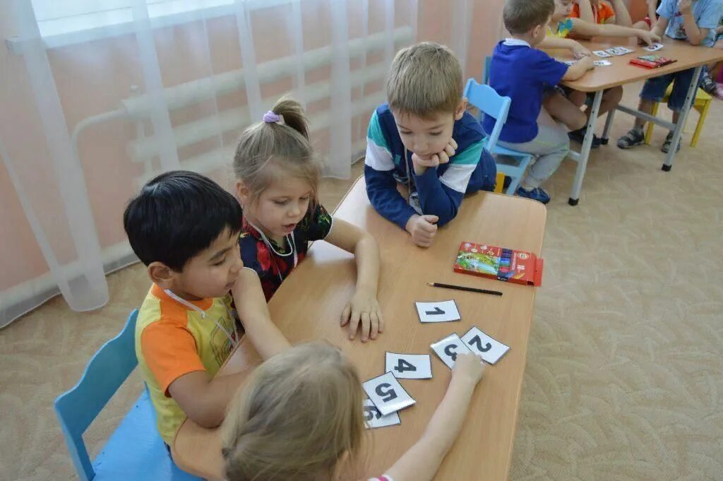 Умники в доу. Умники и умницы старшая группа. Эмблемы для математического конкурса. Умники и умницы старшая группа. Интеллектуальная игра умники и умницы.