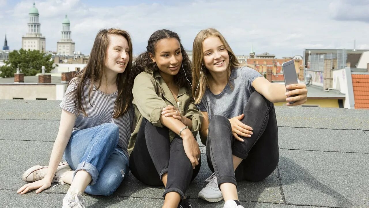 3 teenagers one. 3 teenagers one. Селфи подростков в школе. Teenagers playing. Три чела обсуждают школьника.