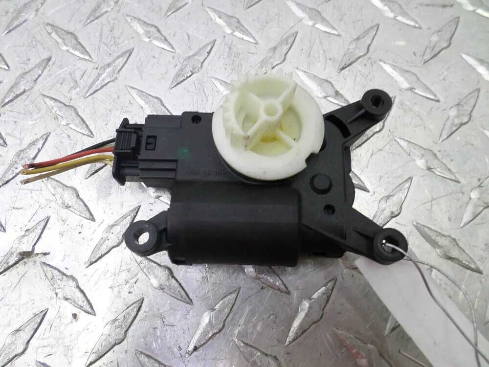 Моторчик электропривод зеркал 2190. Сервопривод мерседес. Сервопривод для мерседес машинка. Заслонка печки мерседес спринтер классик. Моторчик на сервопривод ваз.