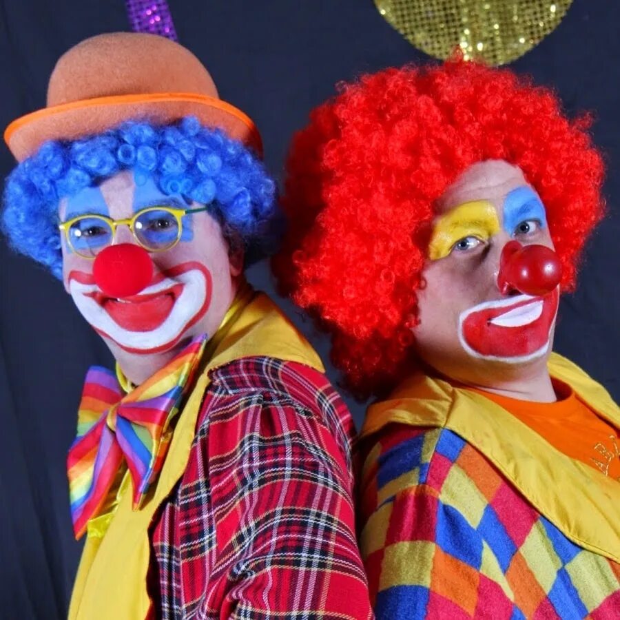 Современный клоун. Клоунада без. Театр клоунады лицедеи. Весёлые клоуны. Клоунада без.