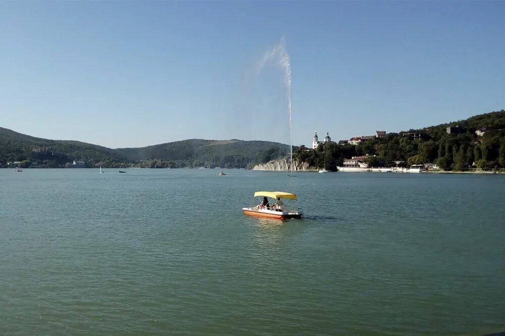 Абрау дюрсо село. Абрау дюрсо горы. Абрау дюрсо набережная. Абрау дюрсо набережная. Абрау дюрсо поселок краснодарский край.