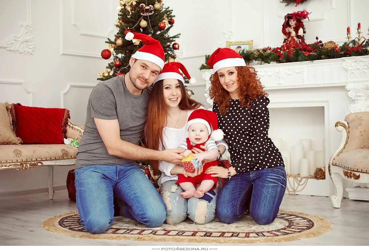 новый семейный. встреча нового года в семье. новый год семья. семья у новогодней елки. новогодние дети и родители.