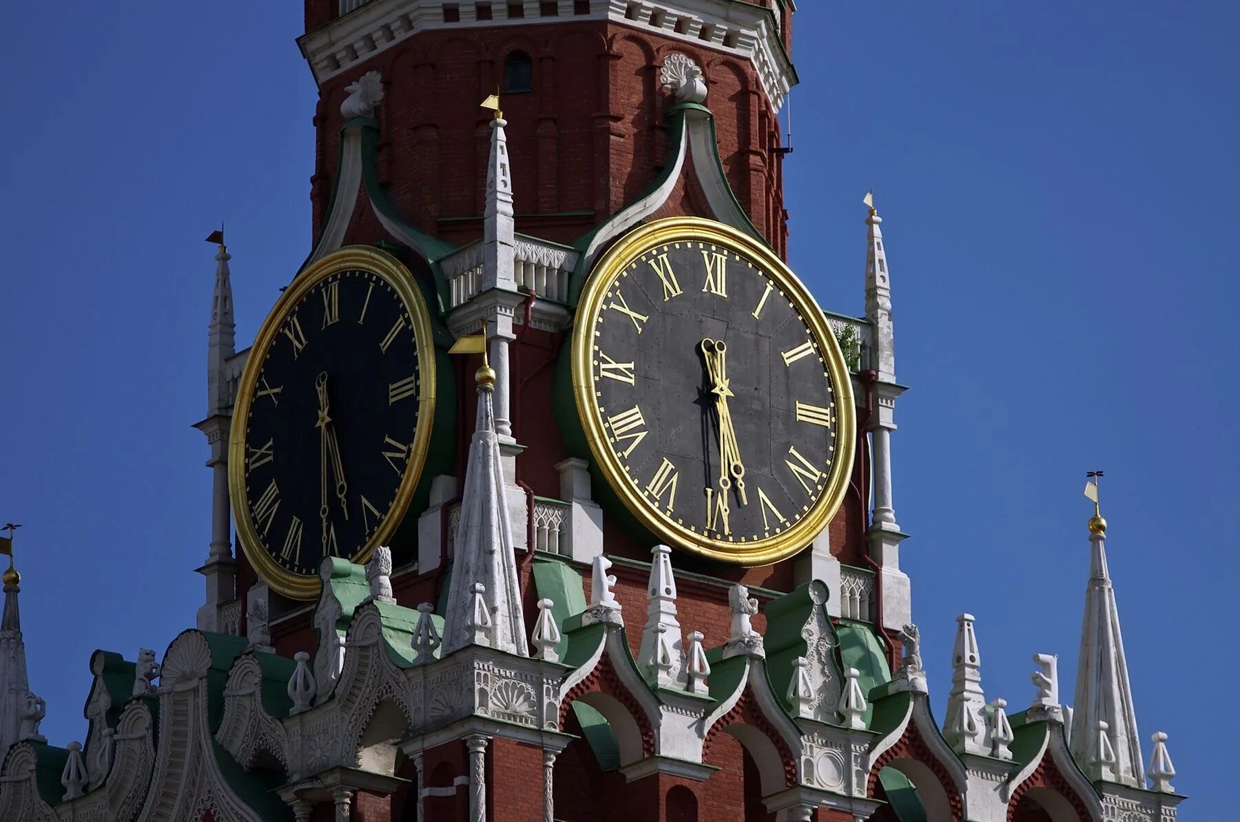 Какие кремлевские часы. Куранты на Спасской башне Московского Кремля. Часы Спасская башня Московского Кремля. Часы Спасской башни Московского Кремля. Часы-куранты на Спасской башне Московского Кремля.