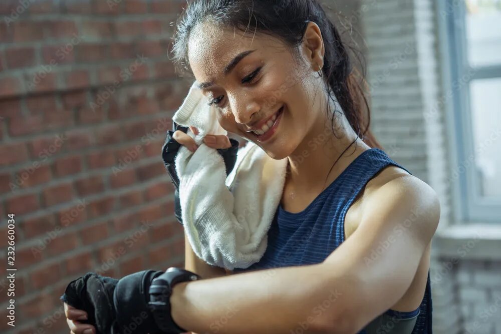 No sweat. Sweat snoop. Потные мужчины в спортзале. Тренировки для мужчин. Потливость.