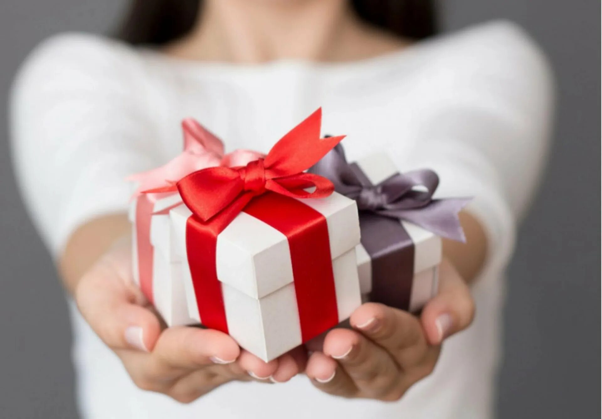 Примет подарок. Дарим подарки. Подарок в руках. Вручает подарок. Вручение подарка.