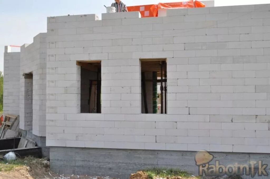Клей пена для газобетона нанесение. Сарай из газобетона. Укладка газоблока. Клей пена титан для газобетона. Газоблок на пене.