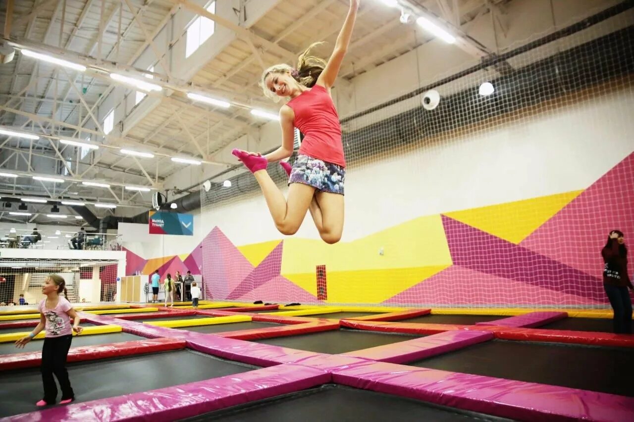 Прыжки на батуте девушки. Девочка на батуте. Девушка прыгает на батуте. Девушка прыгает на батуте. Попрыгать на батуте.