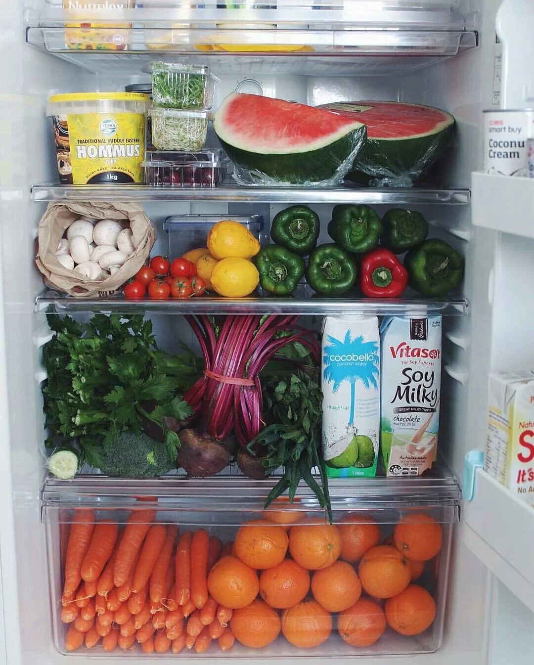 Продукты всегда. Холодильник здорового питания. Холодильник внутри с продуктами. Холодильник с полезной едой. Веганский холодильник.