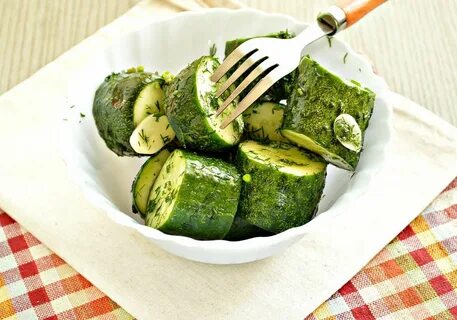Соленые огурцы с чесноком и зеленью