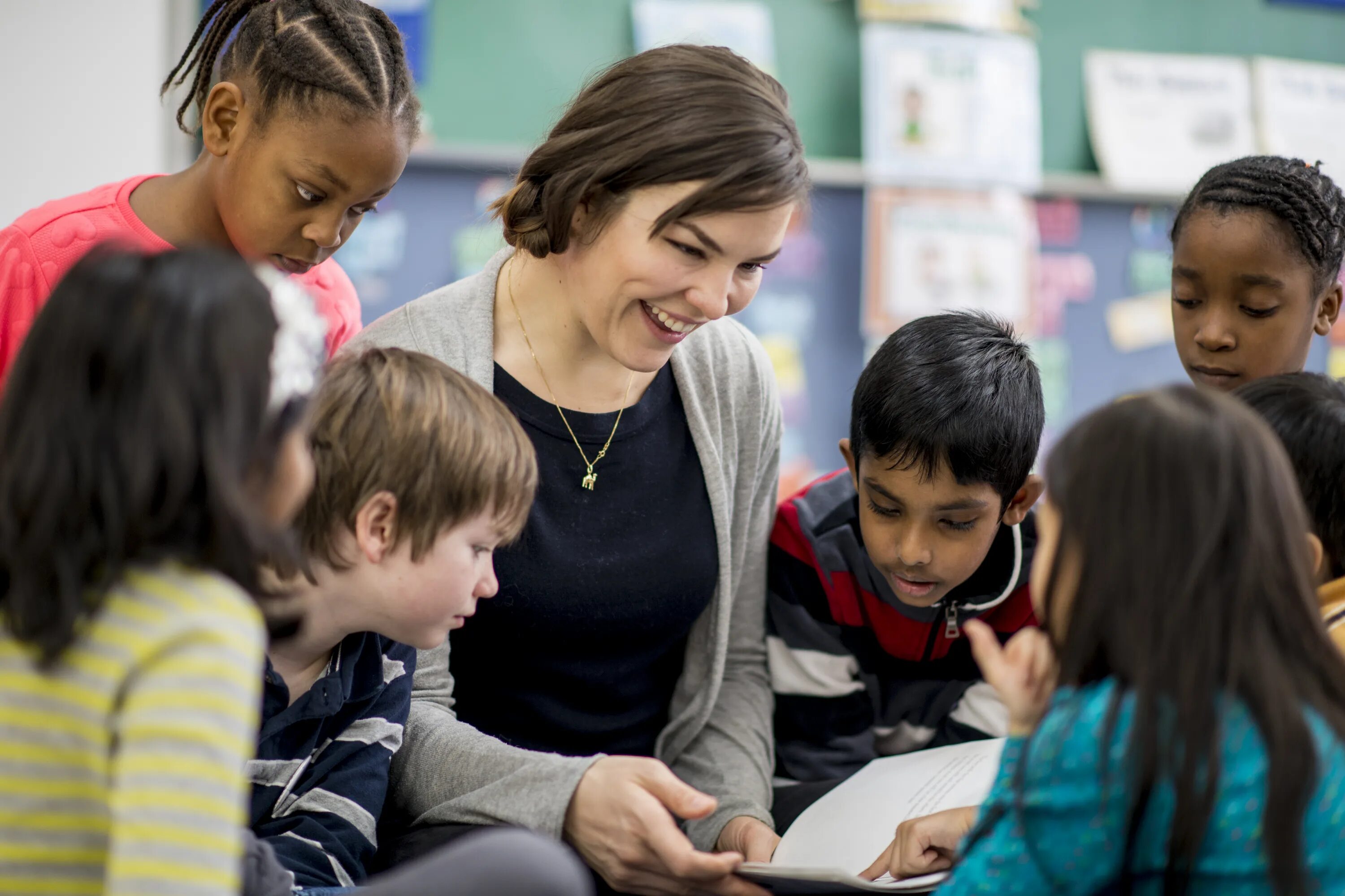 Дети оборачиваются в школе. Ученики оборачиваются. Teacher and pupil. Teaching students. They teach children