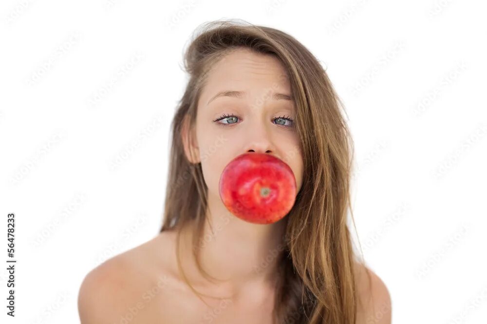 In her mouth. Человек закрывает рот рукой. In her mouth. Девушка закрывает рот руками. Человек с яблоком во рту.