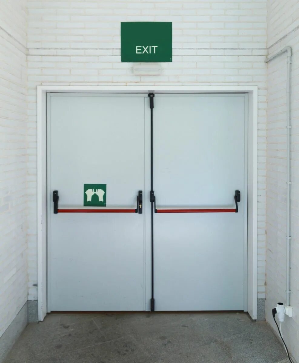 Эвакуационные двери должны открываться. Эвакуационная дверь. Противопожарные эвакуационные двери. Замки на дверях эвакуационных выходов. Аварийный выход дверь.