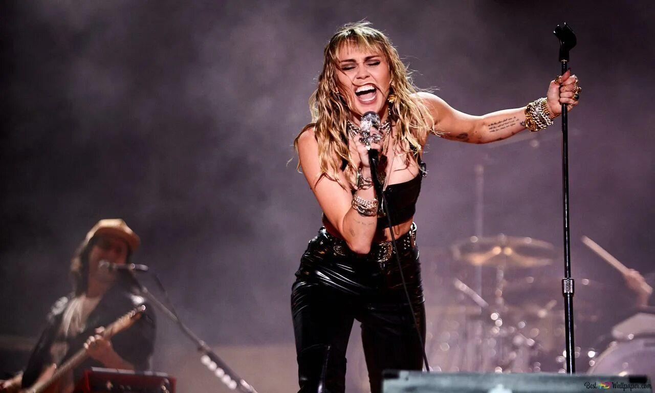 Miley cyrus 2021. Майли сайрус 2023. Майли сайрус на сцене 2021. Miley cyrus glastonbury 2019. Майли сайрус 2021.