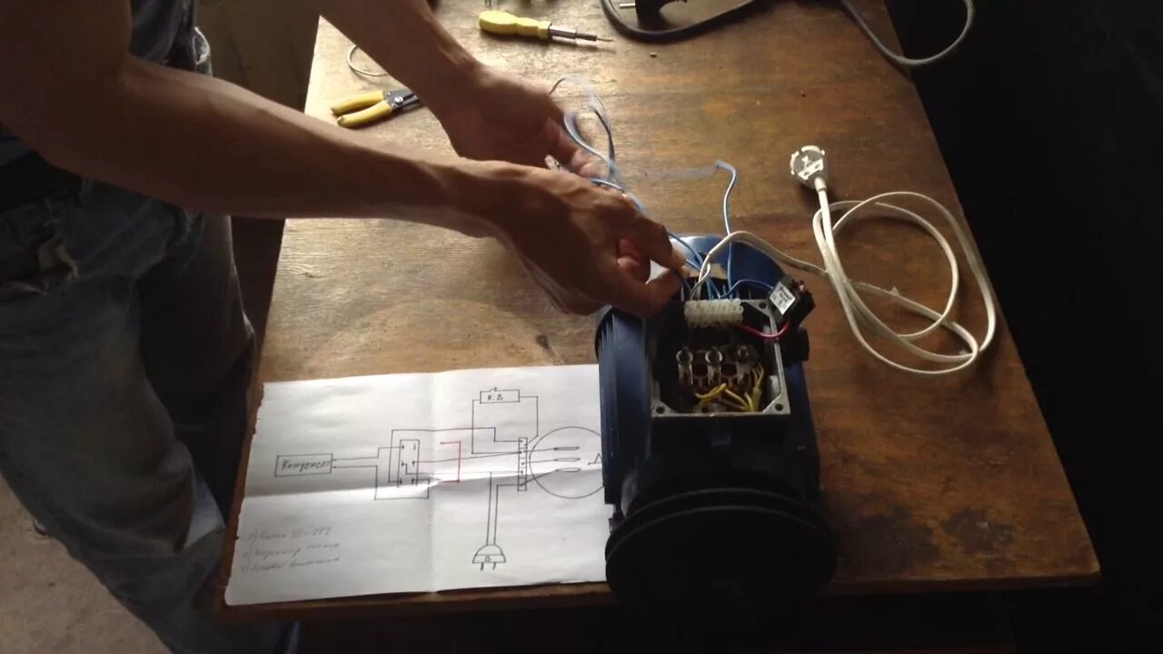 Реверс на 220 вольт на двигатель. Реверс на асинхронном двигателе 220 вольт. Схема подключения реверсивный электромагнитный пускатель 380в. Двигатель 220 вольт реверс. Реостат для мотора от стиральной машины.