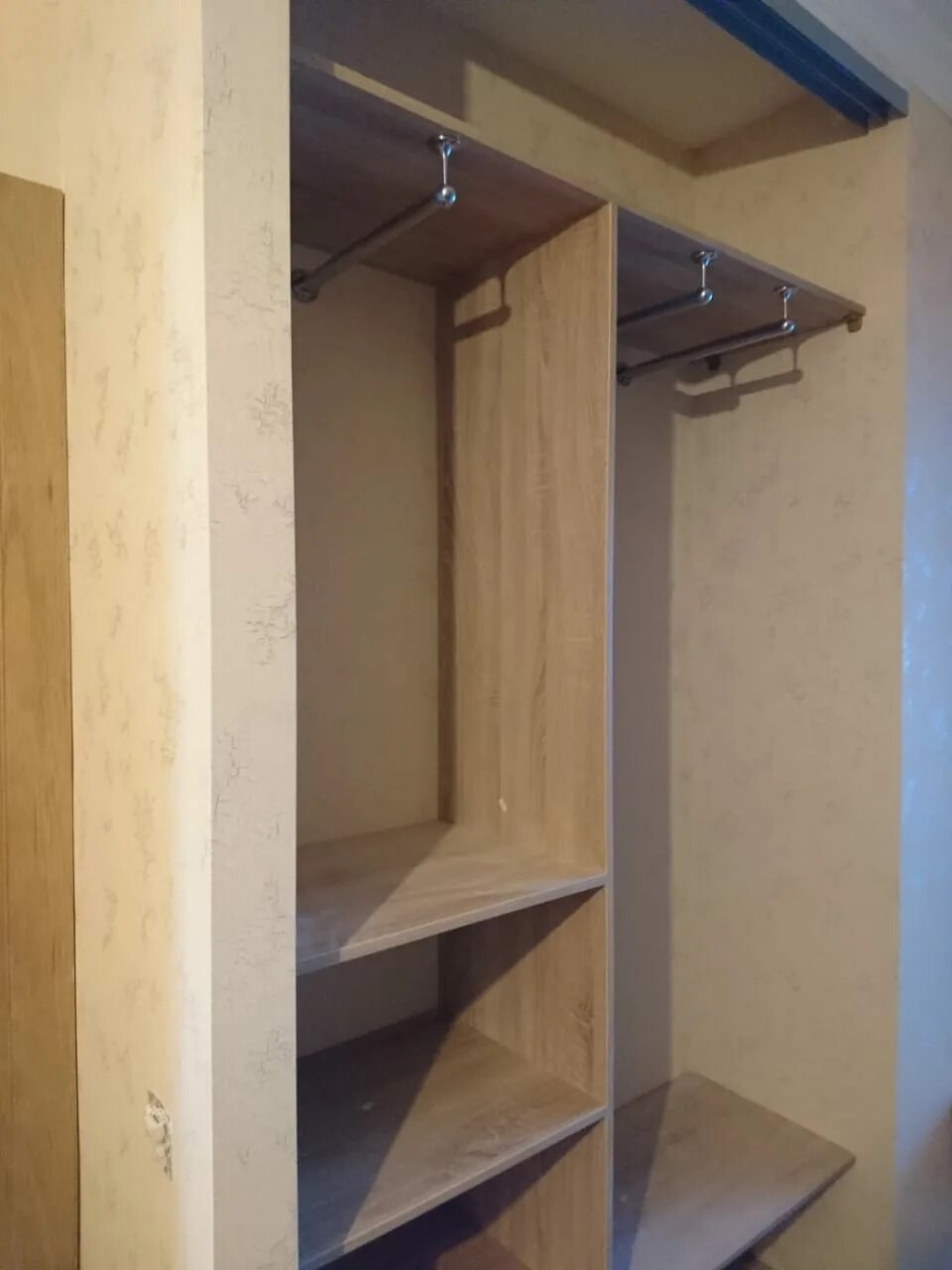 Шкаф в нишу в прихожей. Встроенный шкаф в нишу в прихожей. ниша в прихожей. угловой шкаф в нишу в прихожей.