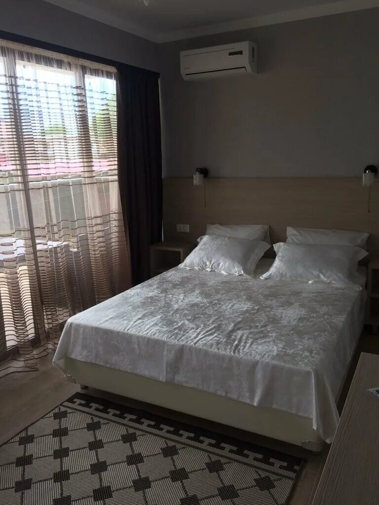 Крым судак гостевой дом ай серез. Гостиница геленджик бухта. Адмирал лазаревское сочи отель. Геленджик тонкий мыс бухта удачи. Лазаревское ул ушакова 4/2 гостевой дом у моря.