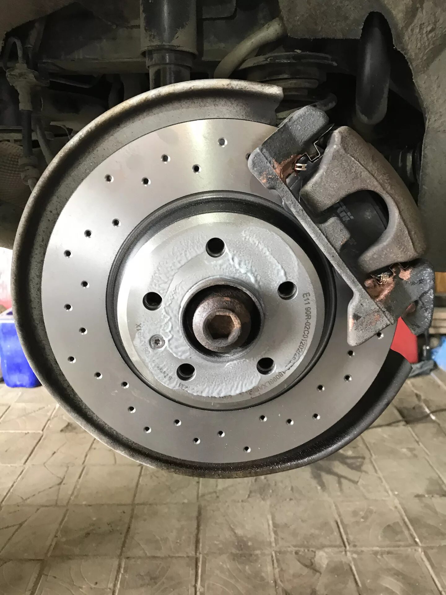 Можно менять диск. Колодки тормозные передние на ауди а4 б8. Неисправный тормозной диск. Тормозные диски пора менять. Тормозные диски меняются.