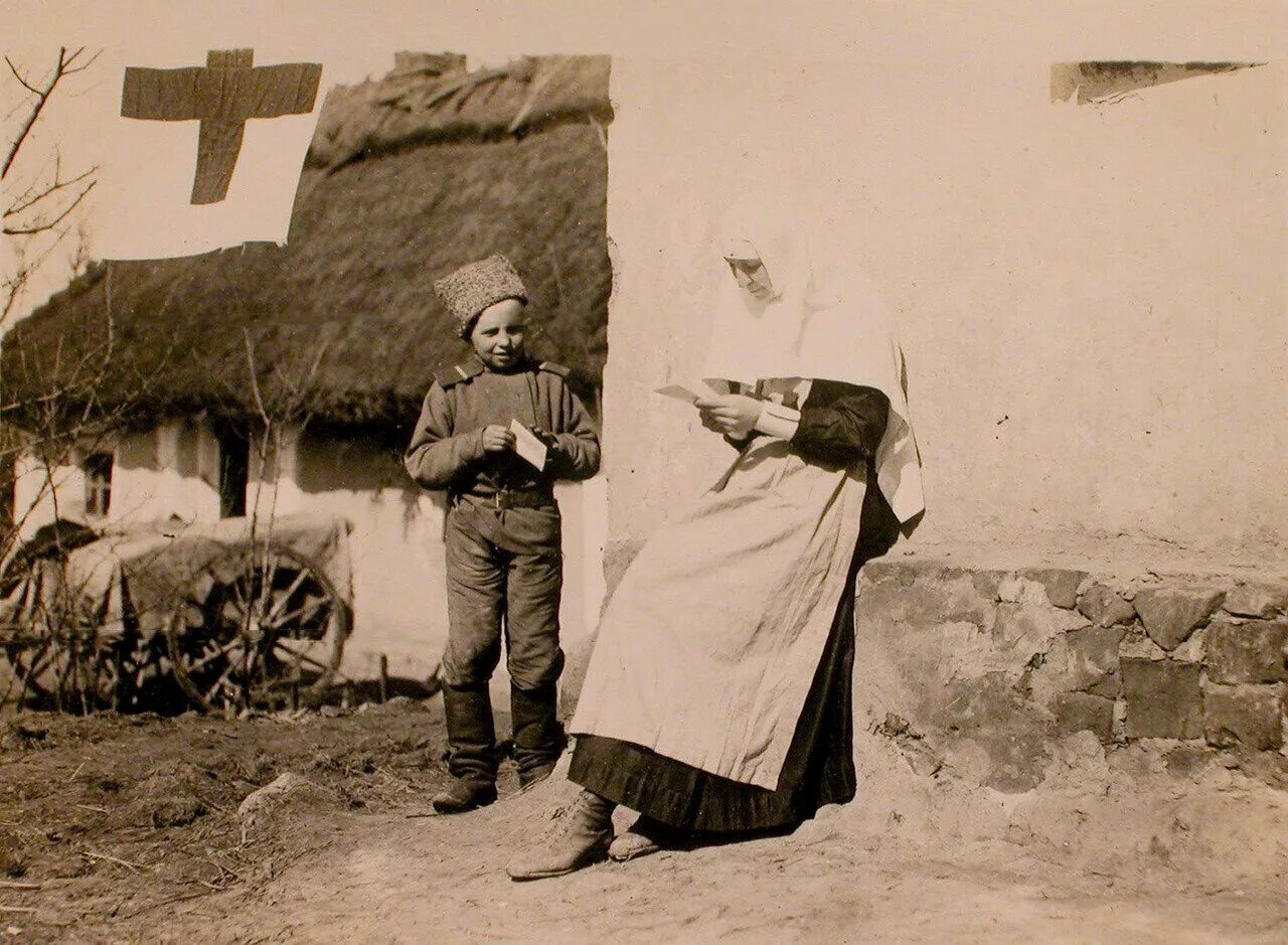 Красный крест первая мировая. Сёстры милосердия в первой мировой войне. Сестры милосердия российского красного Креста. Красный крест ПМВ.