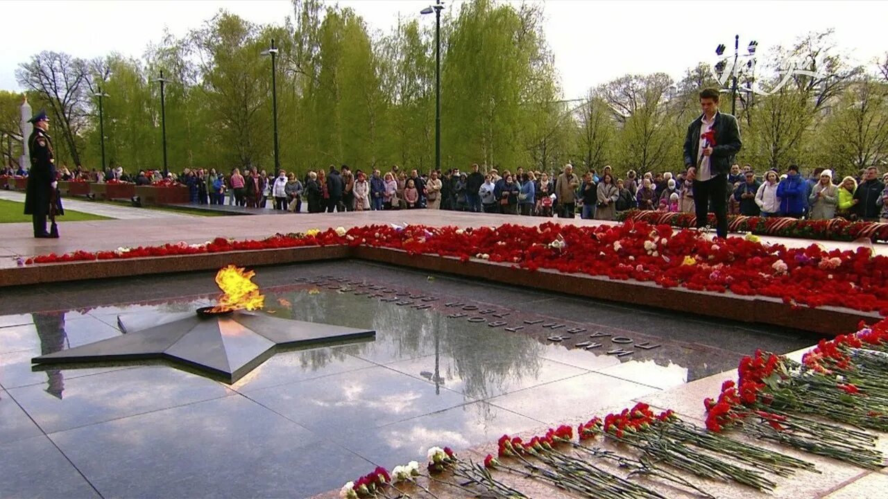 Звезда огонь 9 мая. Вечный огонь парк Победы Москва. Вечный огонь Коломна мемориальный парк. Вечный огонь Александровский сад. Парк Победы Нижневартовск вечный огонь.