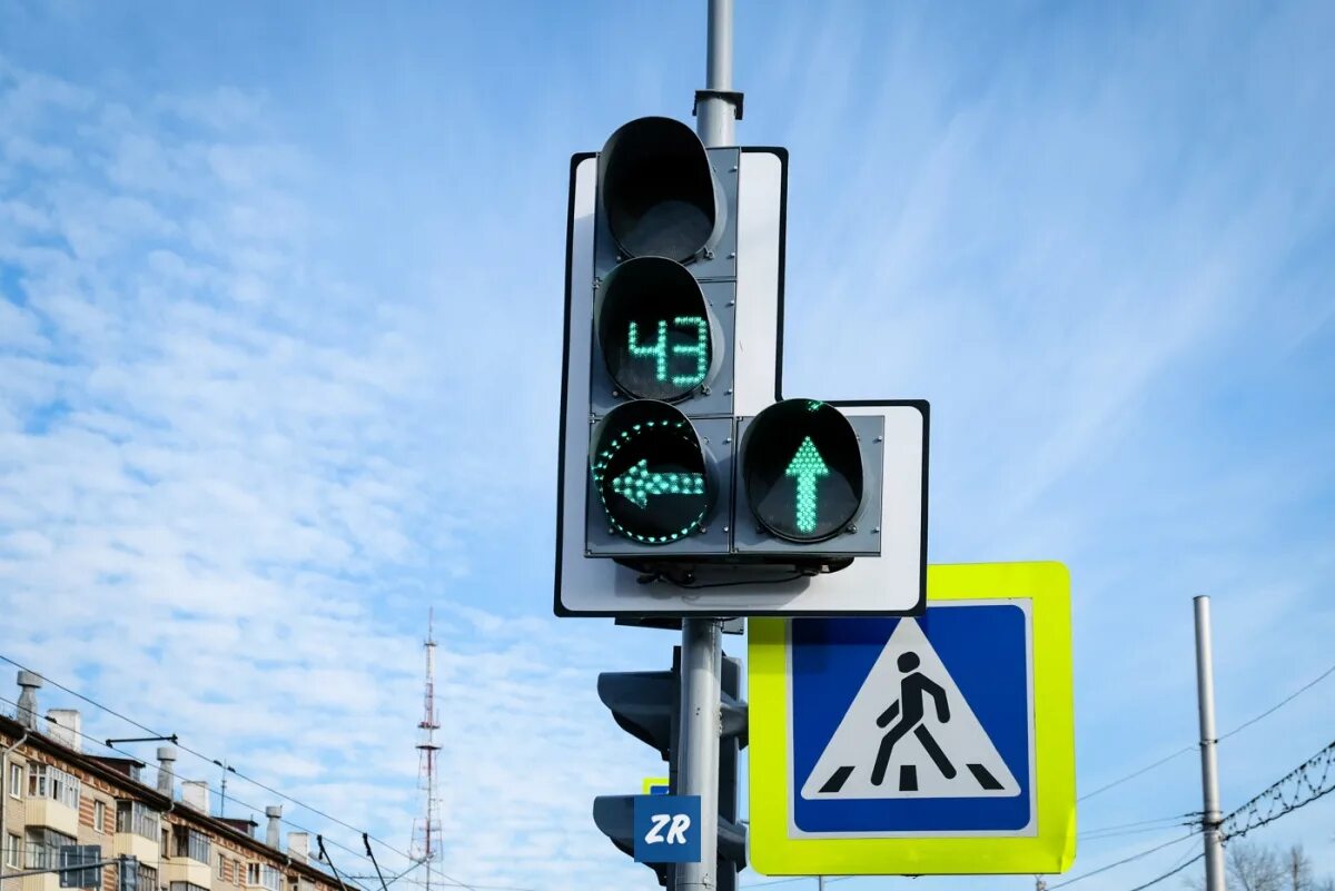 Современный светофор. Пешеходный светофор на перекрестке. Светофоры в Казахстане. Перекресток со светофором. Светофор демидов