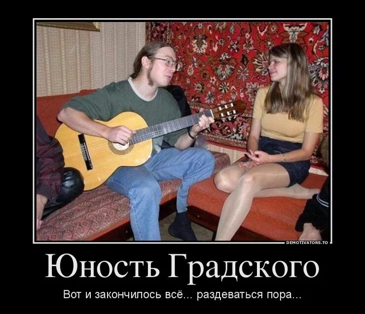 я заварила чай и дверь. следуй за мной в кровать. снимай одежду ложись. хочу к тебе под бочок. снимай одежду ложись.