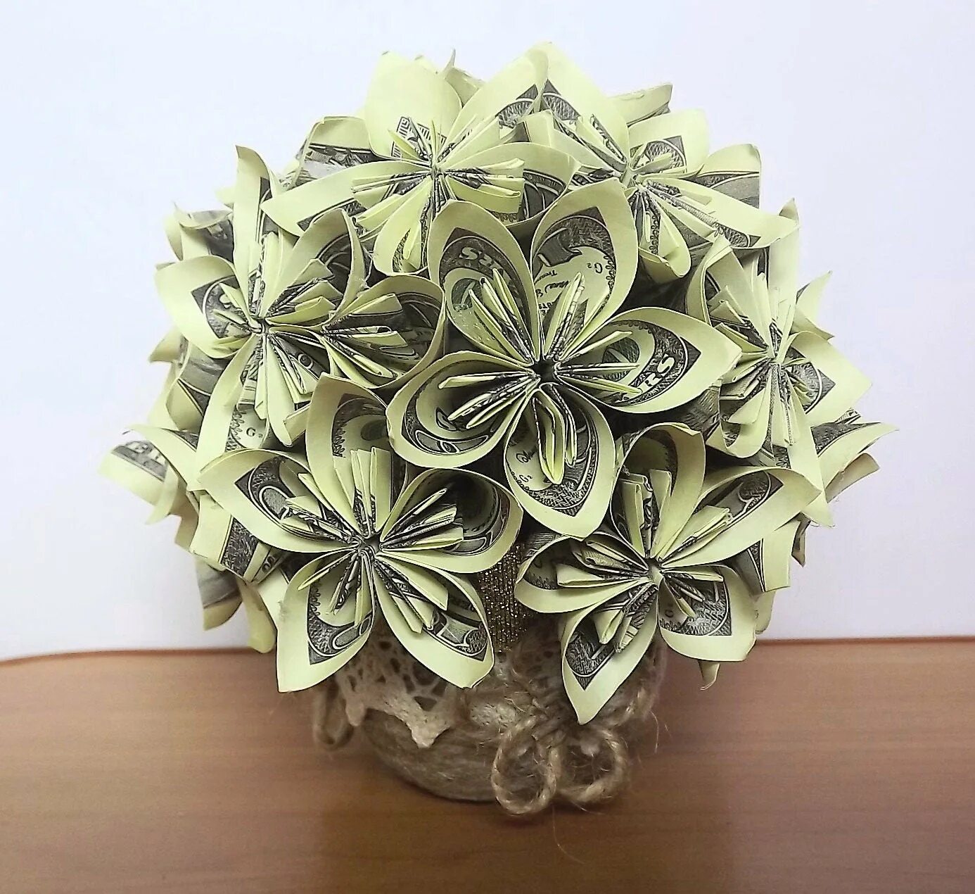 букет из денег своими руками. букет цветов из денежных купюр. букет из денег. цветочек из купюры. цветы из денег и салфеток.