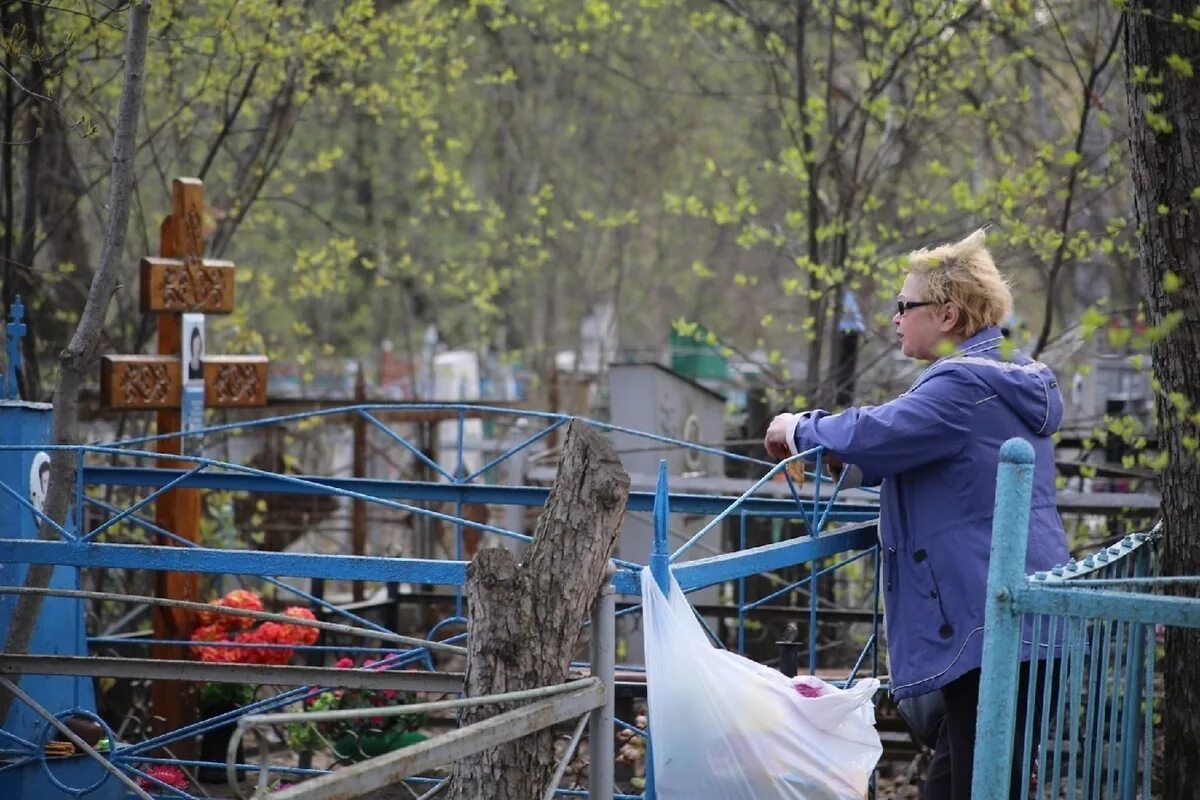 Радоница в мае. Пасха на кладбище. Кладбище в России. Украинские кладбища. Кладбище фото.