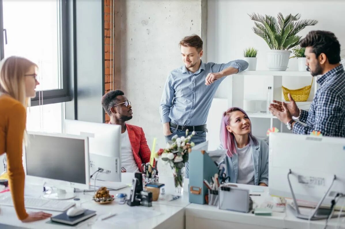 Человек презентует. Your company experience. Your company experience. Бизнесмены. Идеи для организации.